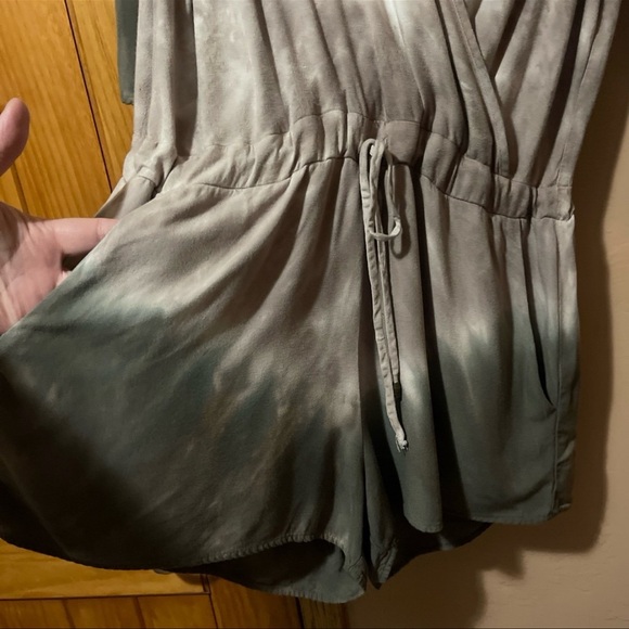 RIVER+SKY SIZE S romper w/pockets, 3/4 length bell sleeves, elastic waist w/tie - Picture 2 of 10